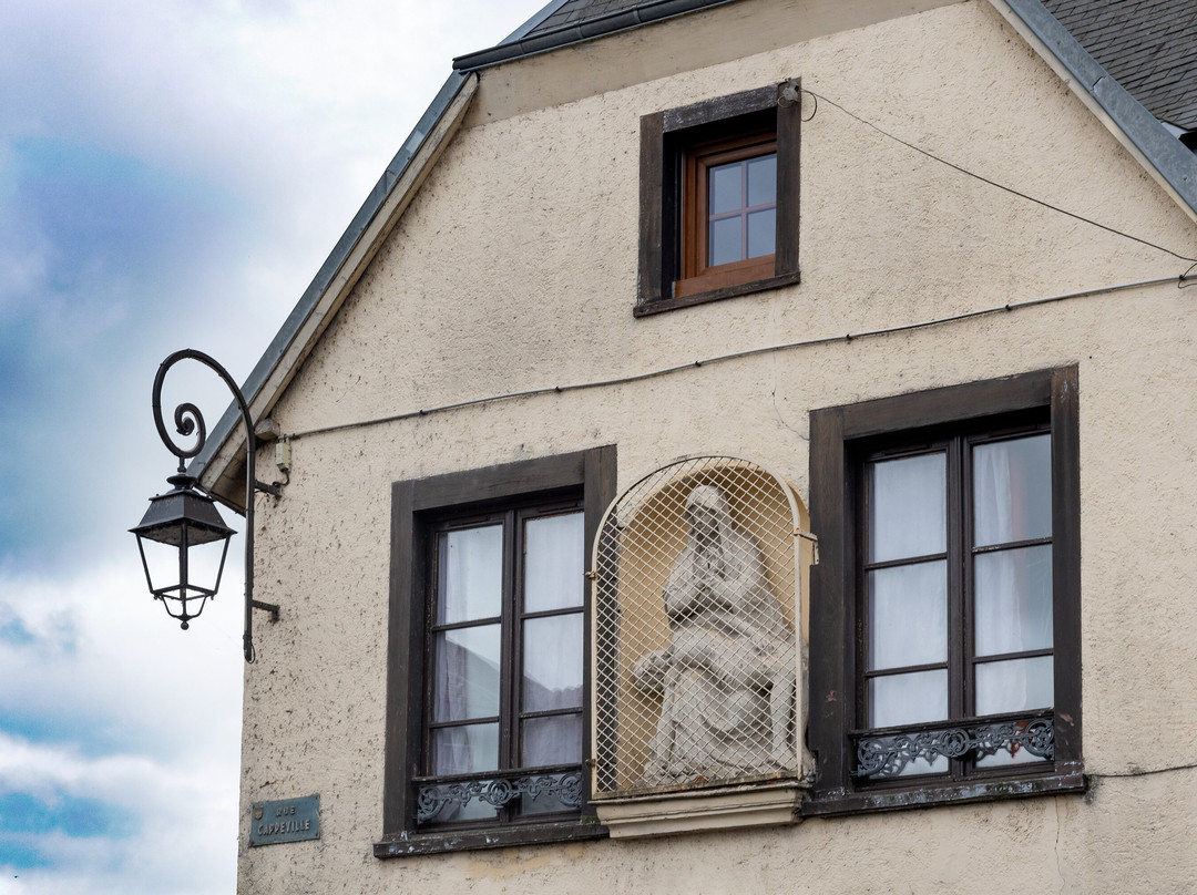 Statue Religieuse Sur Habitation景点图片