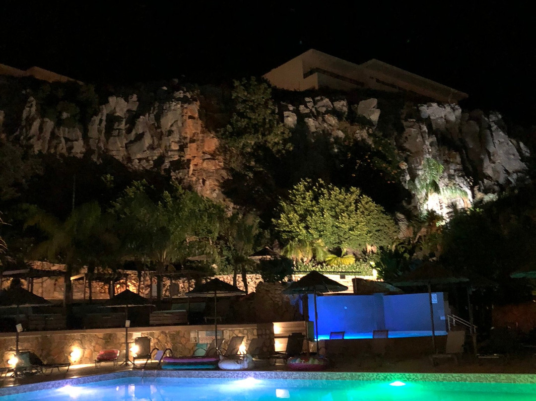 Finas Hotel & Apartments主图