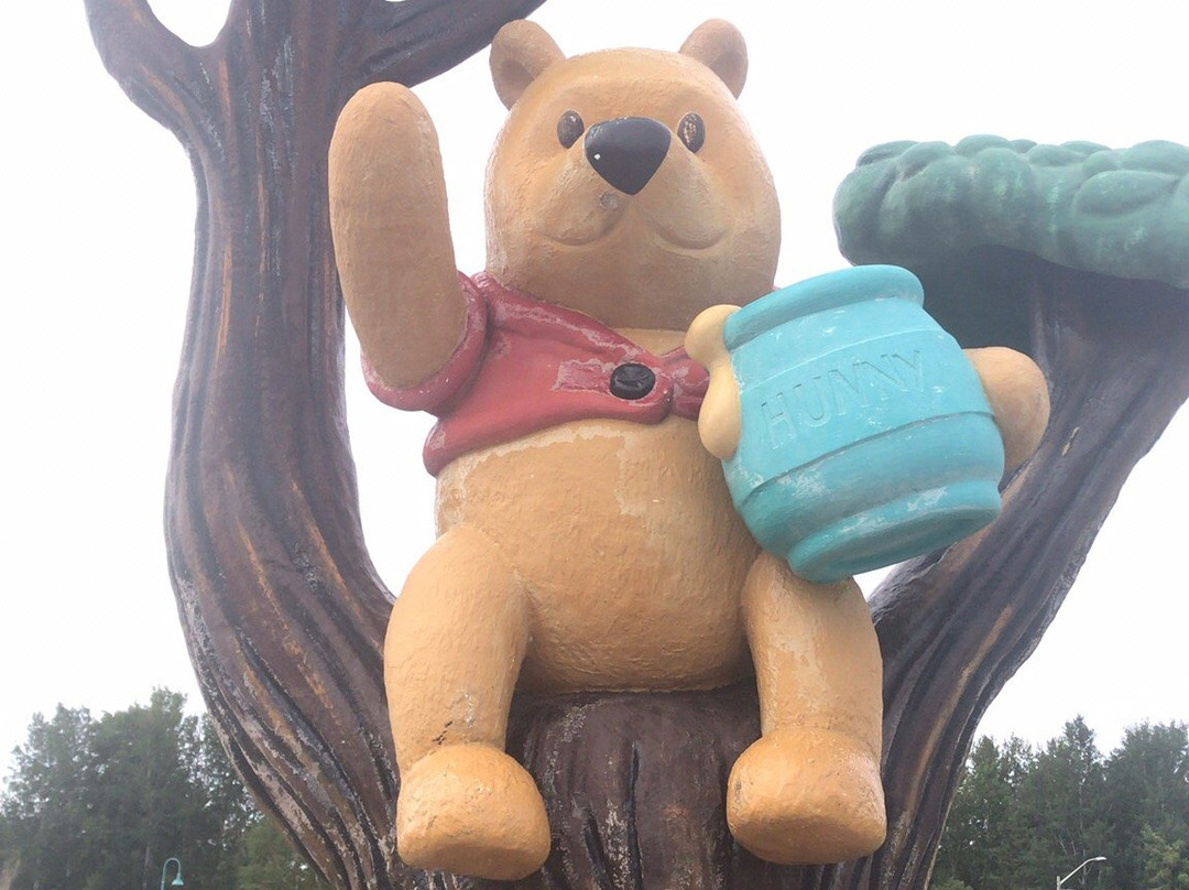 Winnie the Pooh Bronze Statue景点图片