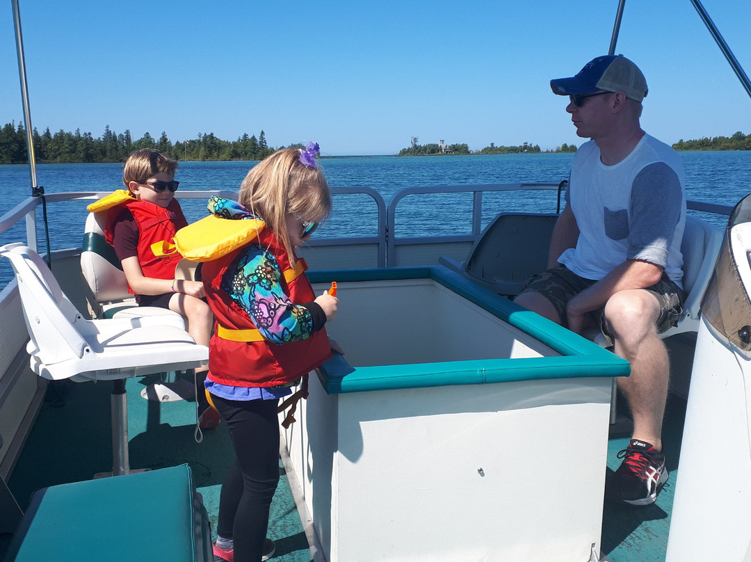 Bruce Peninsula Boat Tours景点图片