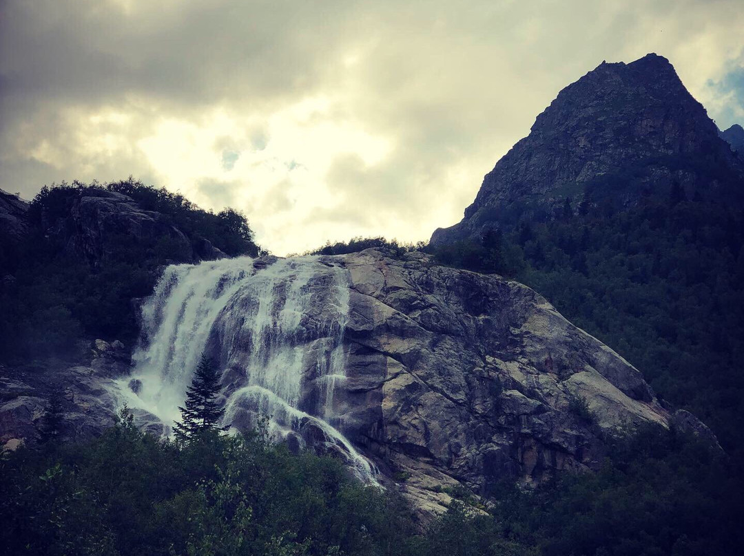 Alibek Waterfall景点图片