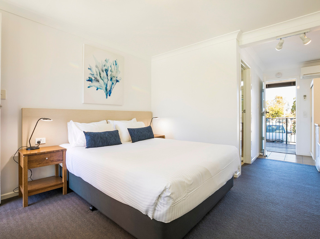 Nightcap at Golden Beach Tavern主图