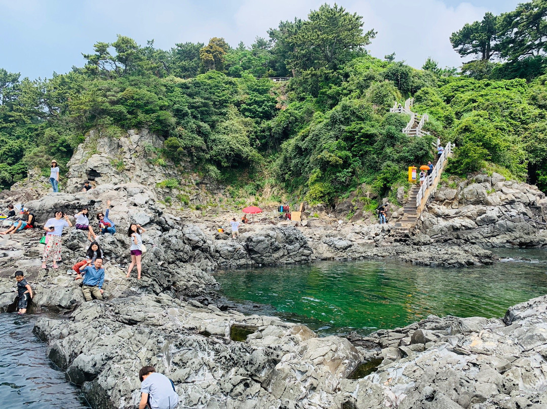 Hwangwooji Coast-西归浦市必去景点