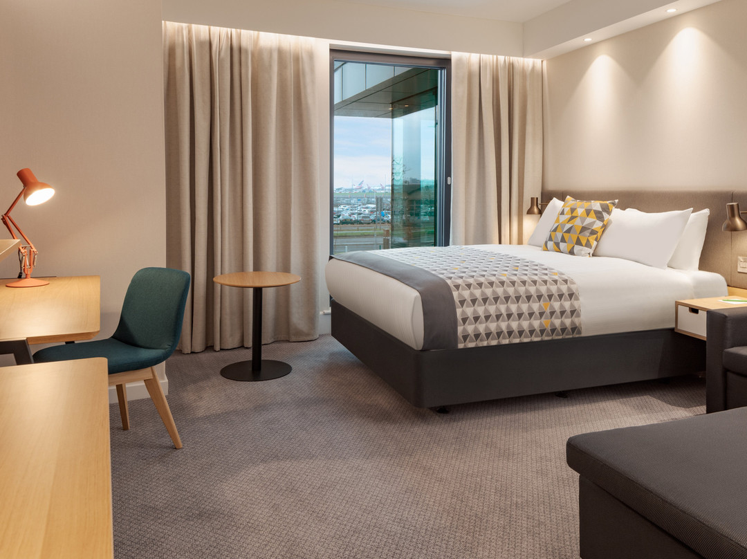 Holiday Inn London - Heathrow Bath Road by IHG主图