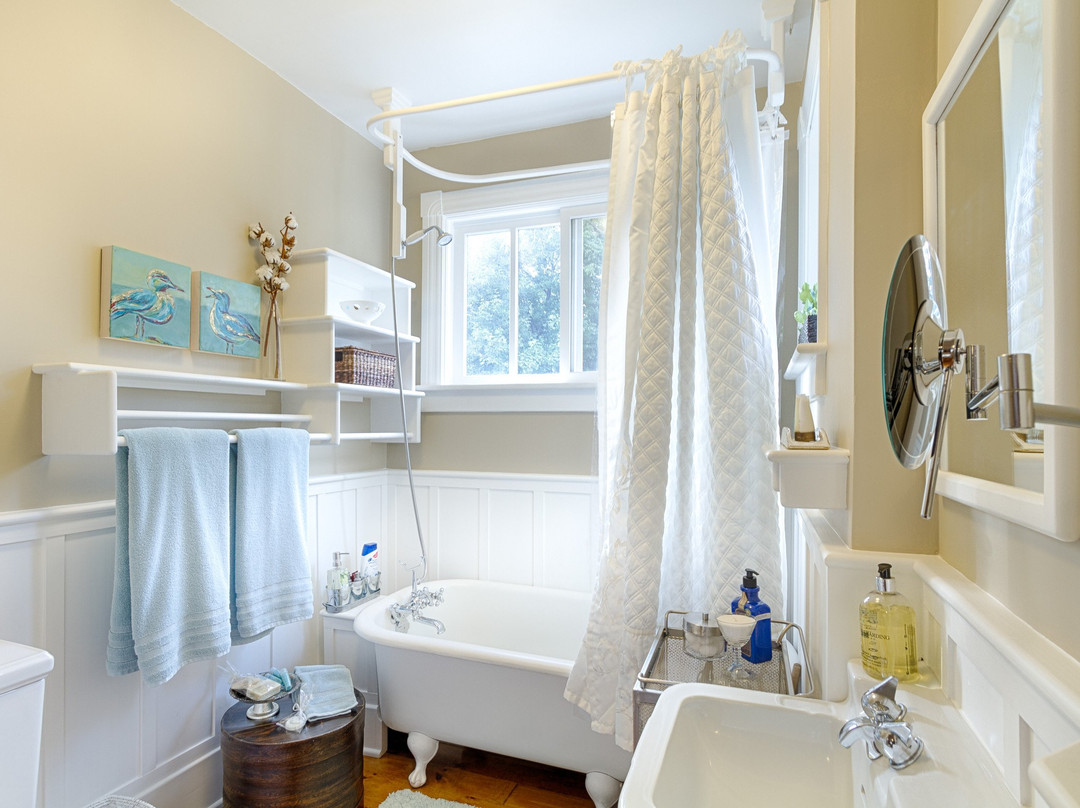 Five Blocks North主图