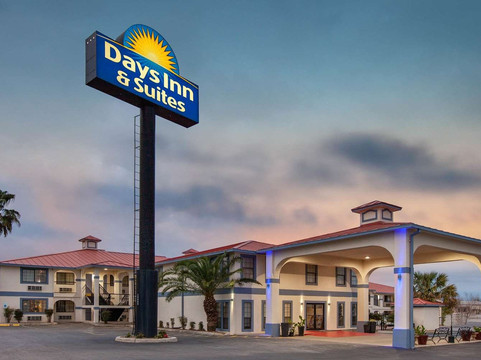 布劳尼希湖戴斯套房酒店主图