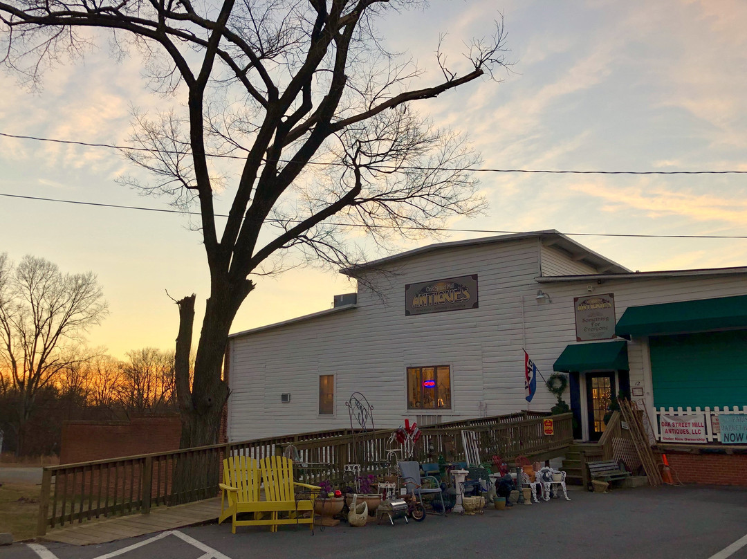 Oak Street Mill Antiques-科尼利厄斯必去景点