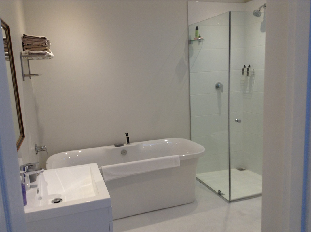 1 on Mona B & B主图