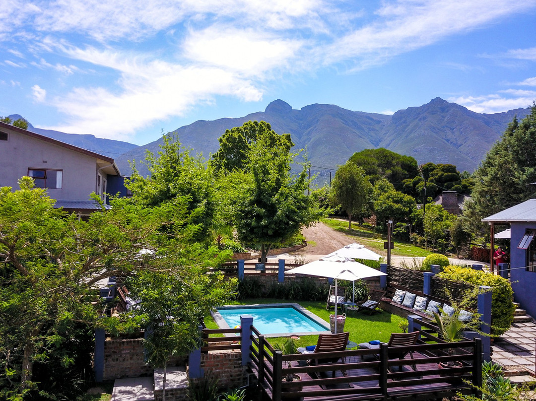 A Hilltop Country Retreat主图