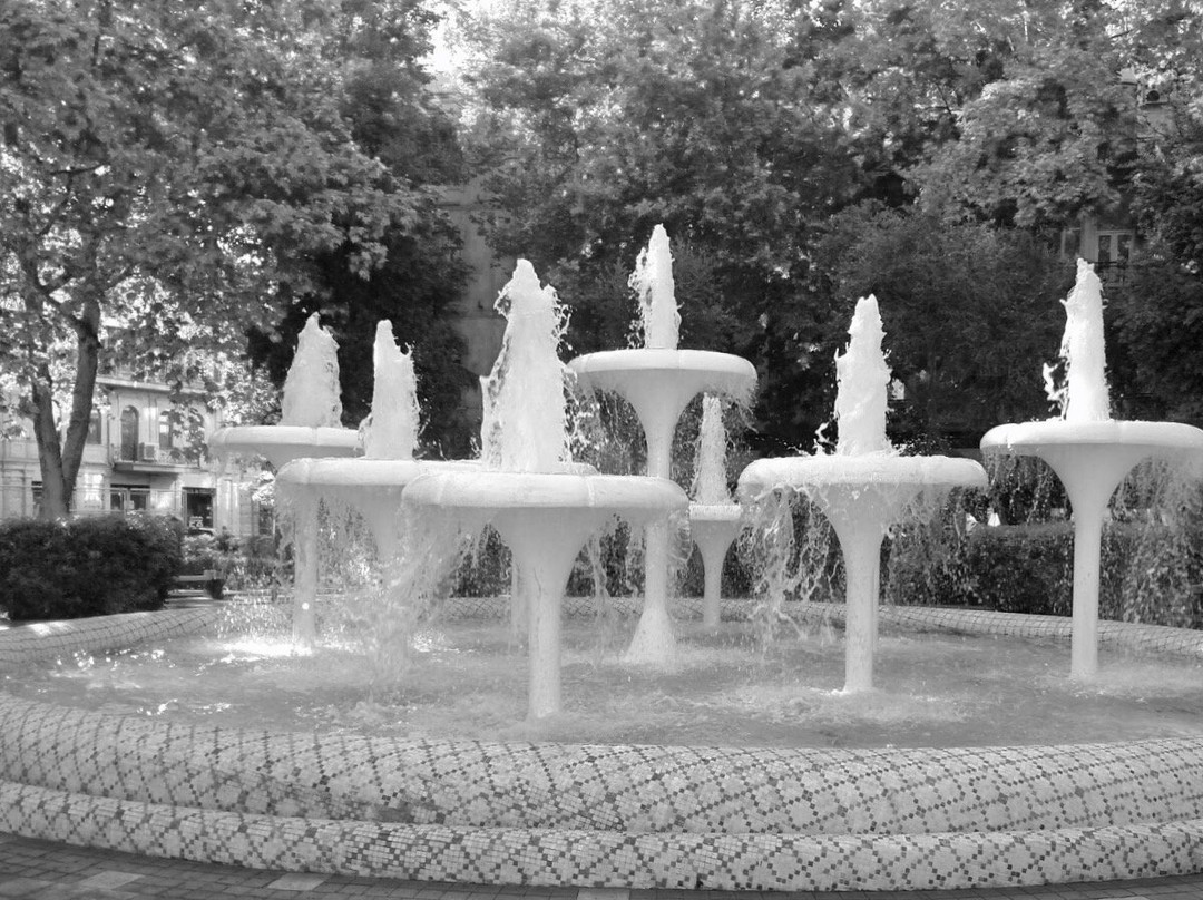 Fountain White Lilies-巴库必去景点