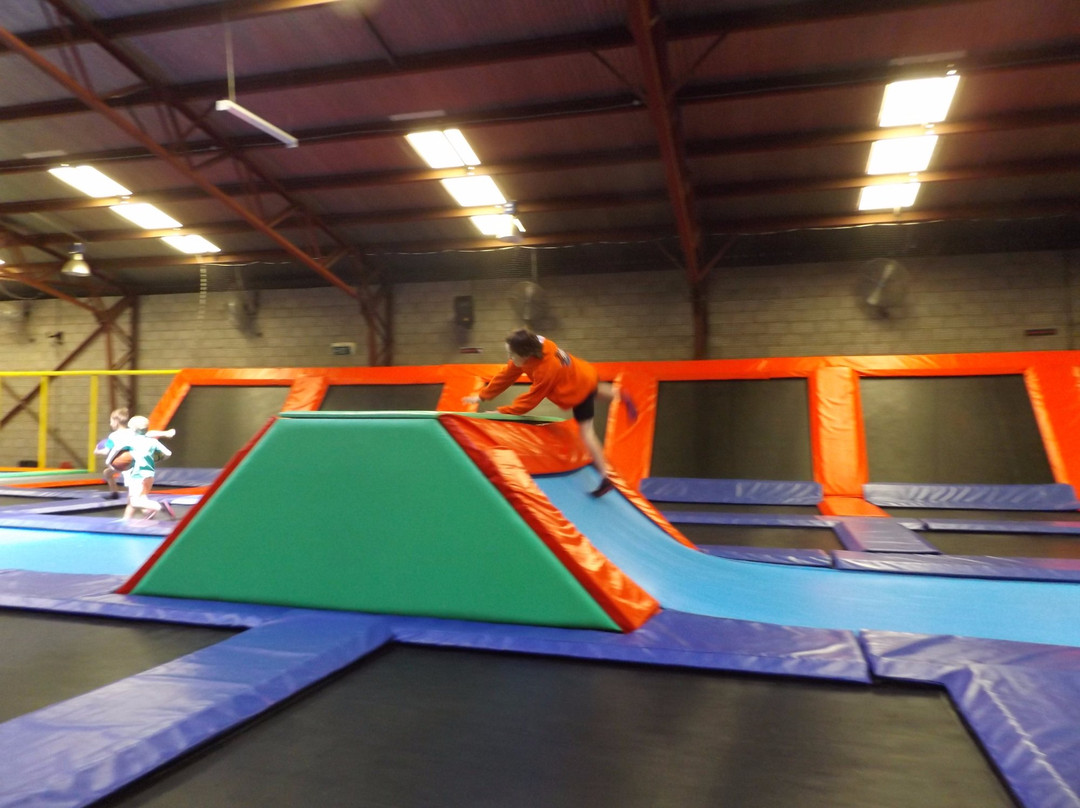 JumpUp Trampoline Zone-塔姆沃思必去景点