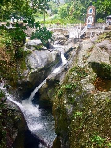 Notre Dame des Larmes-Pointe-Noire必去景点