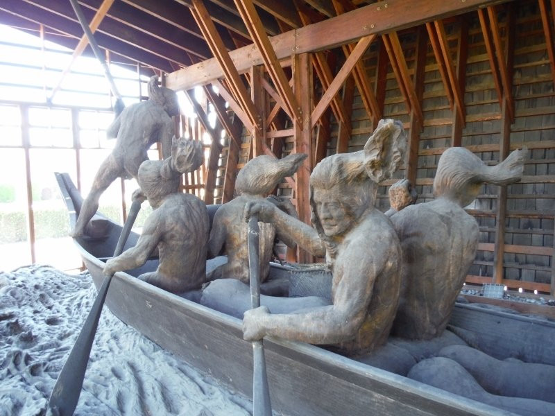 Nuu-Chah-Nulth Whaling Canoe Sculpture景点图片