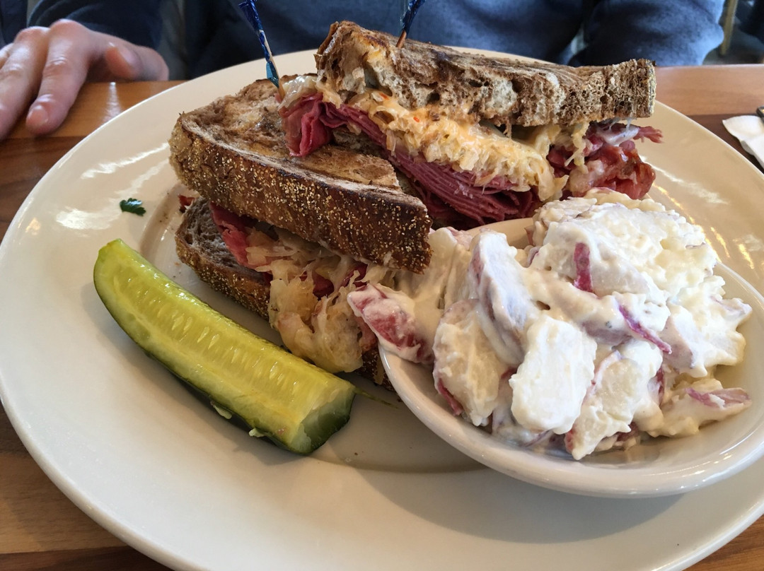 Duke's Bar And Grill West