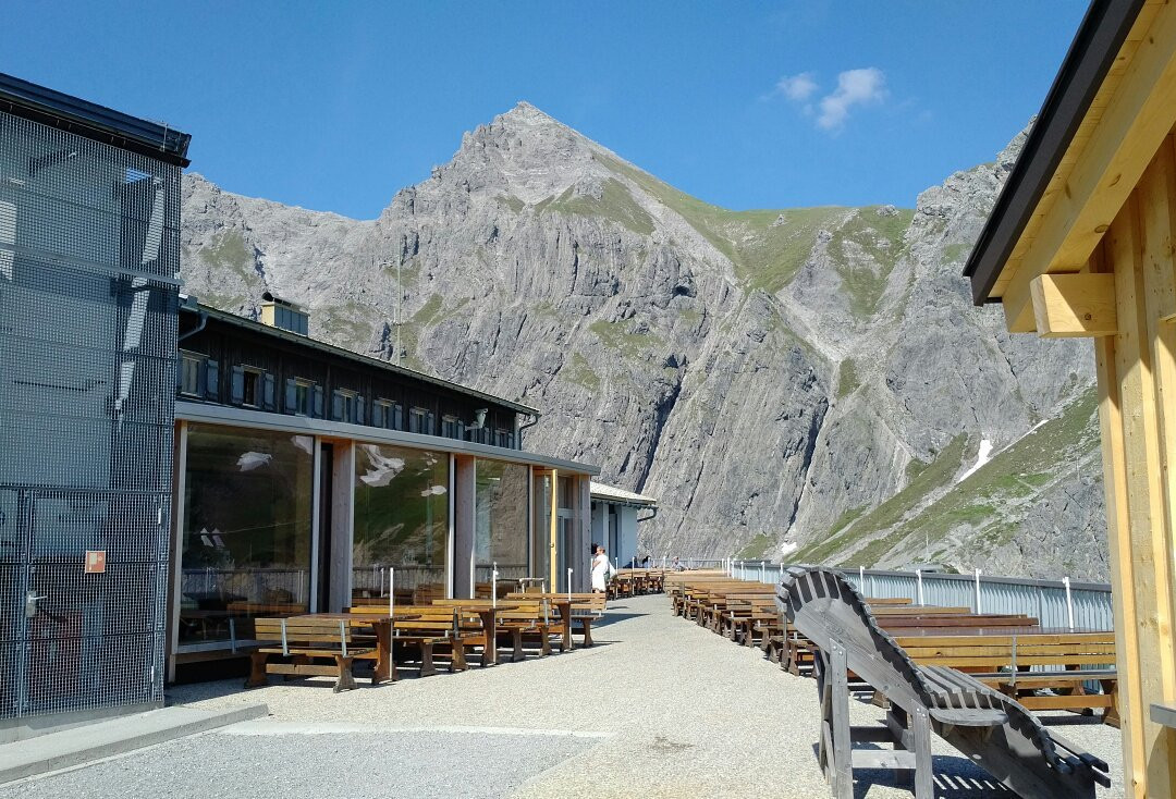 Douglass Hutte