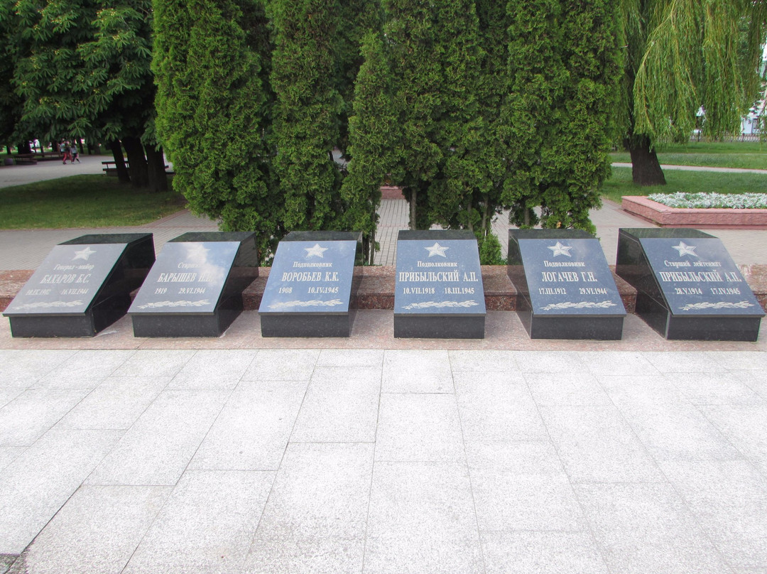 Tank Monument on the tomb of General B.S.Baharova-Bobrujsk必去景点