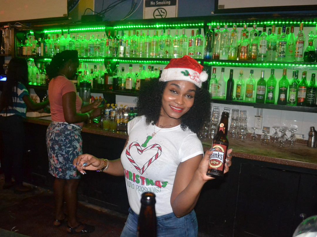 Hal's Car Park Bar-圣罗伦斯峡必去景点