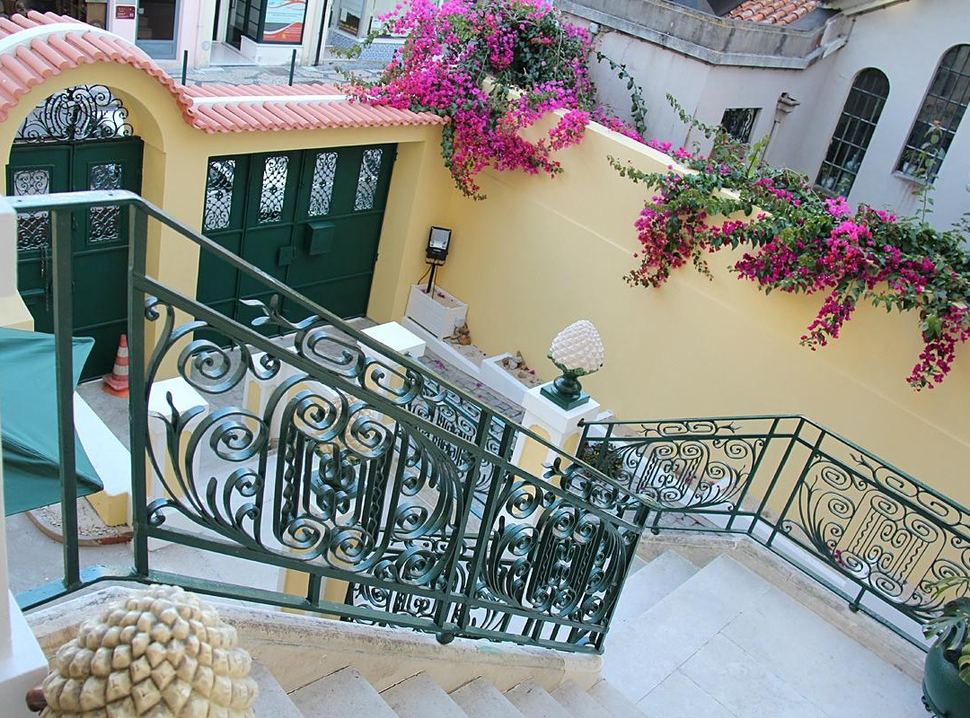 OC Salon Charm Hostel & Suites