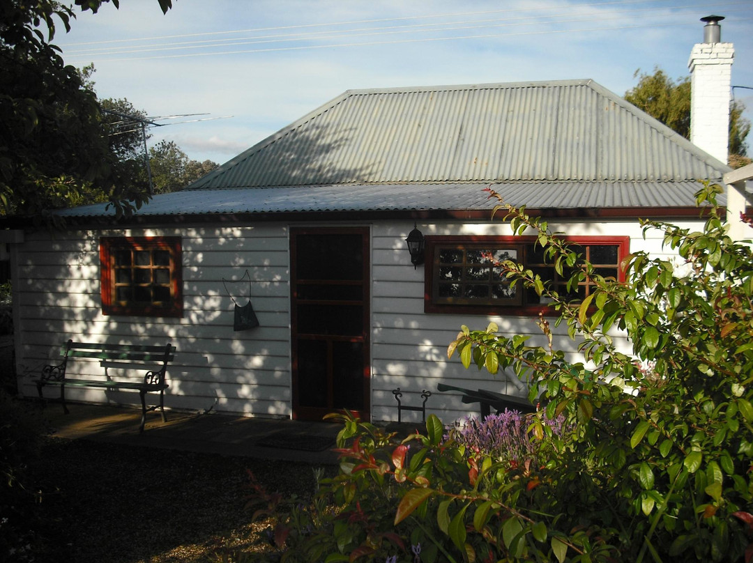 Hollyhock Cottage主图