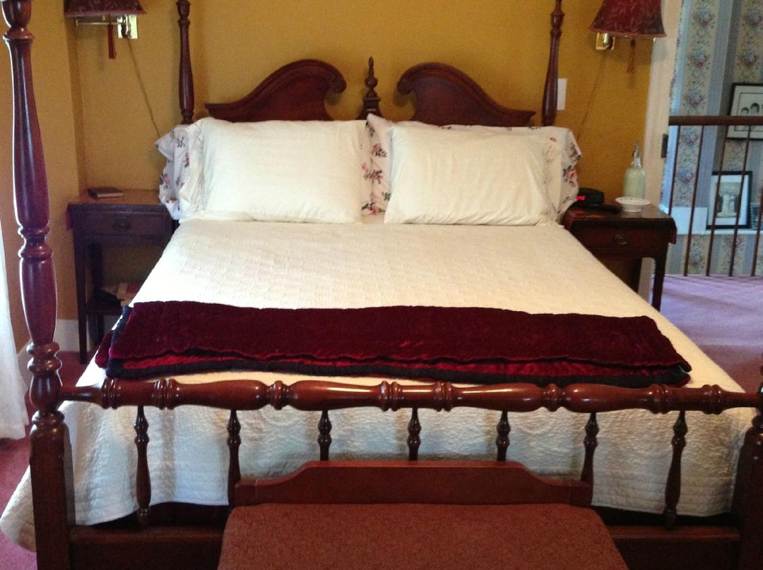 Madison Bed, Book & Candle主图