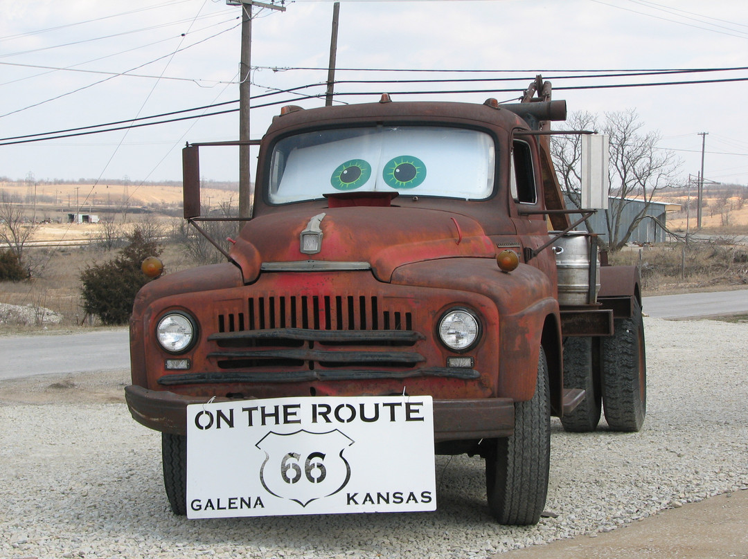 Riverton旅游景点-Cars on the Route