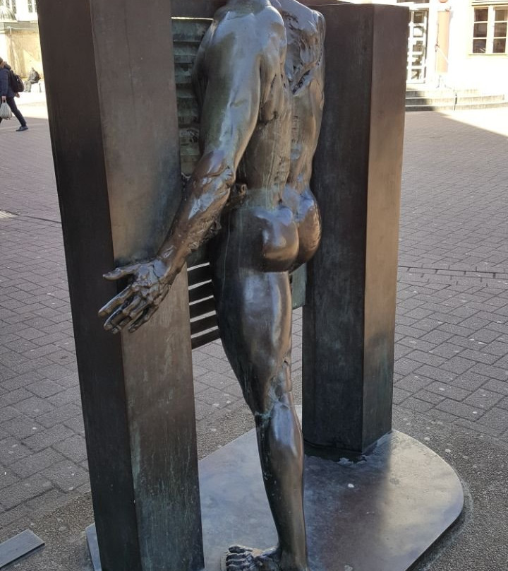 Skulptur "Homme passant la porte"景点图片