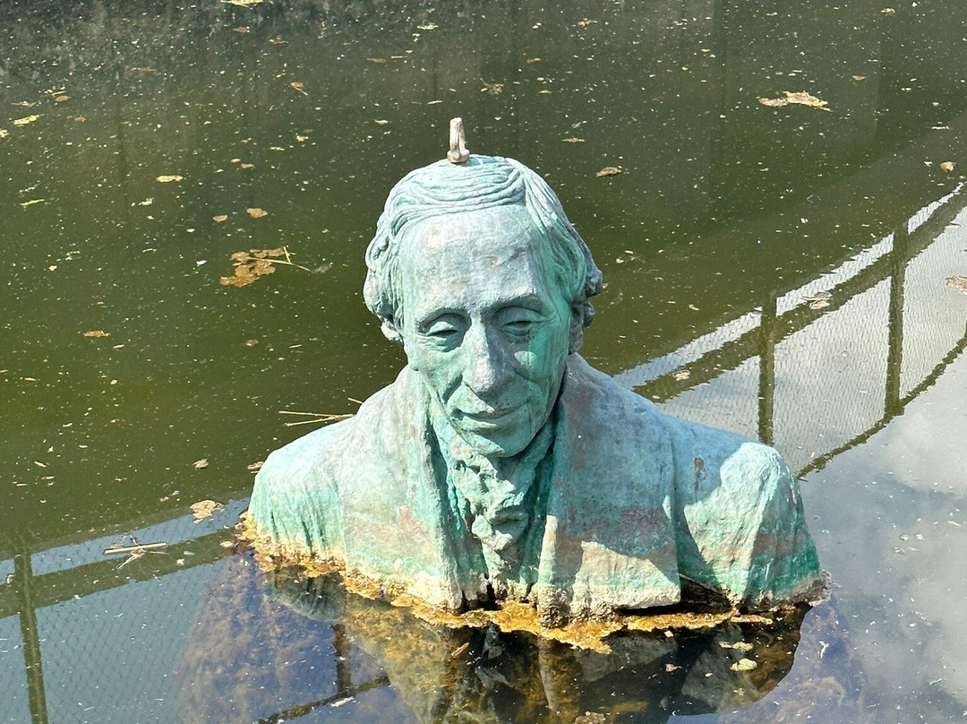 H. C. Andersen skulptur i havnen-欧登塞必去景点