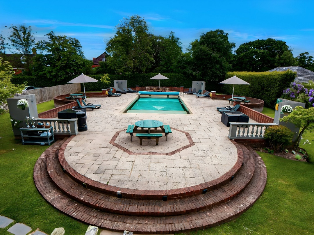 巴尔默草坪酒店主图