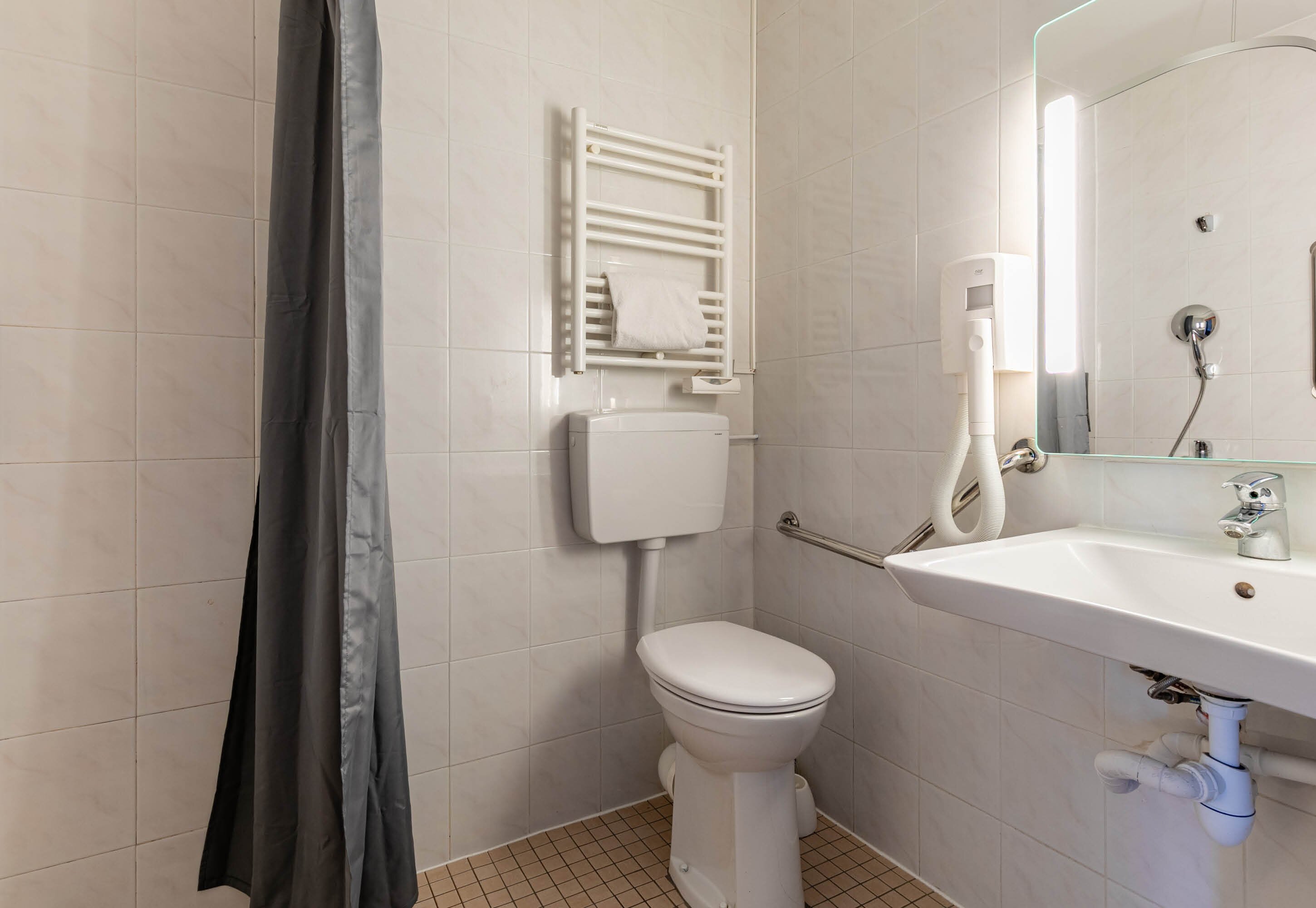 B&B Hotel Colmar Lumière-浴室