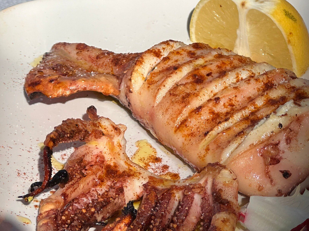 Ouzerí Chárin Échei