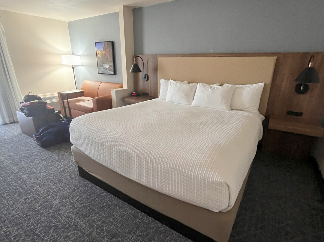 贝斯特韦斯特普拉斯旅行酒店及套房主图