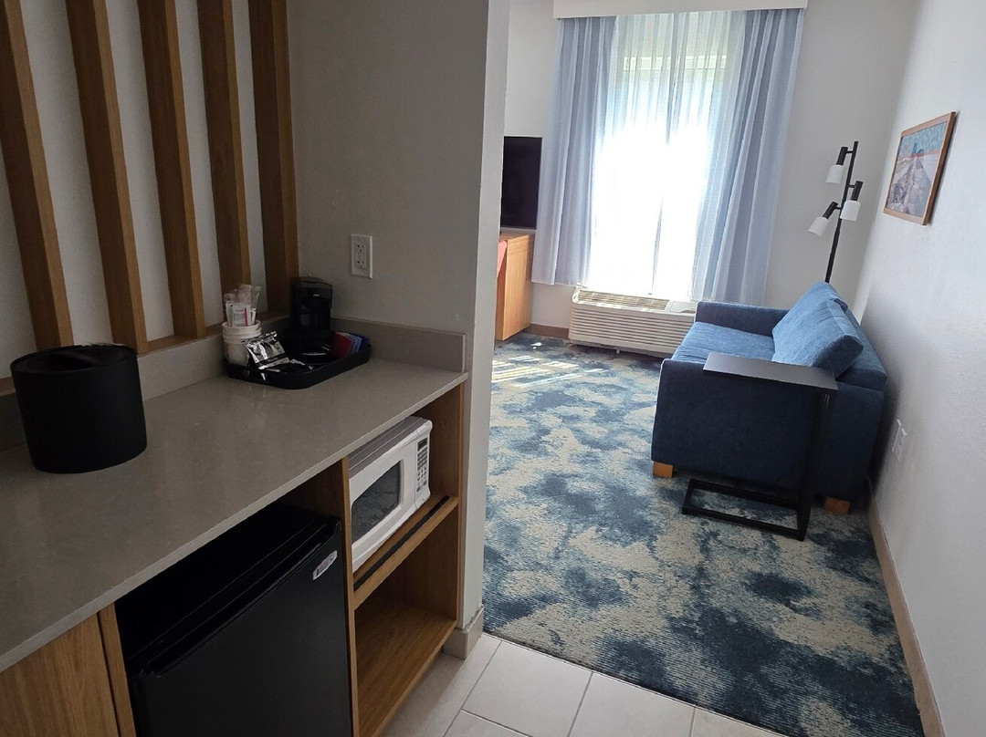 普利茅斯汉普顿酒店及套房主图