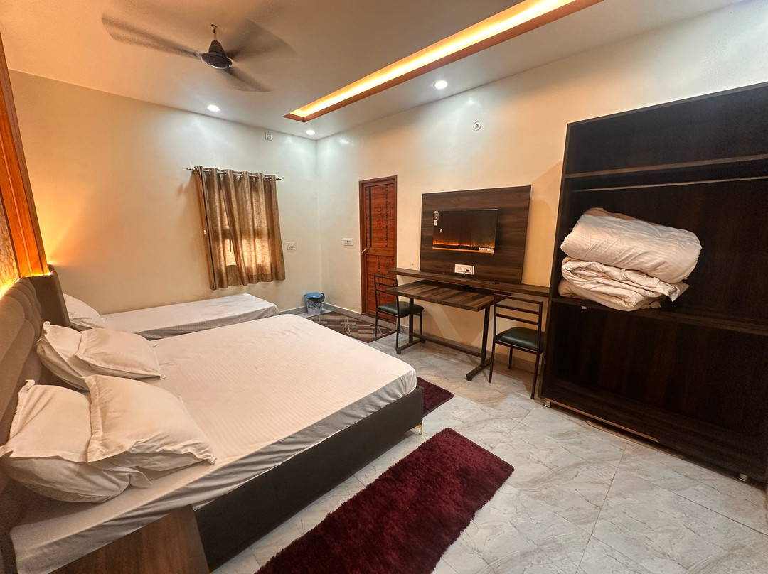 Chandra Marwadi Restaurant & Rooms