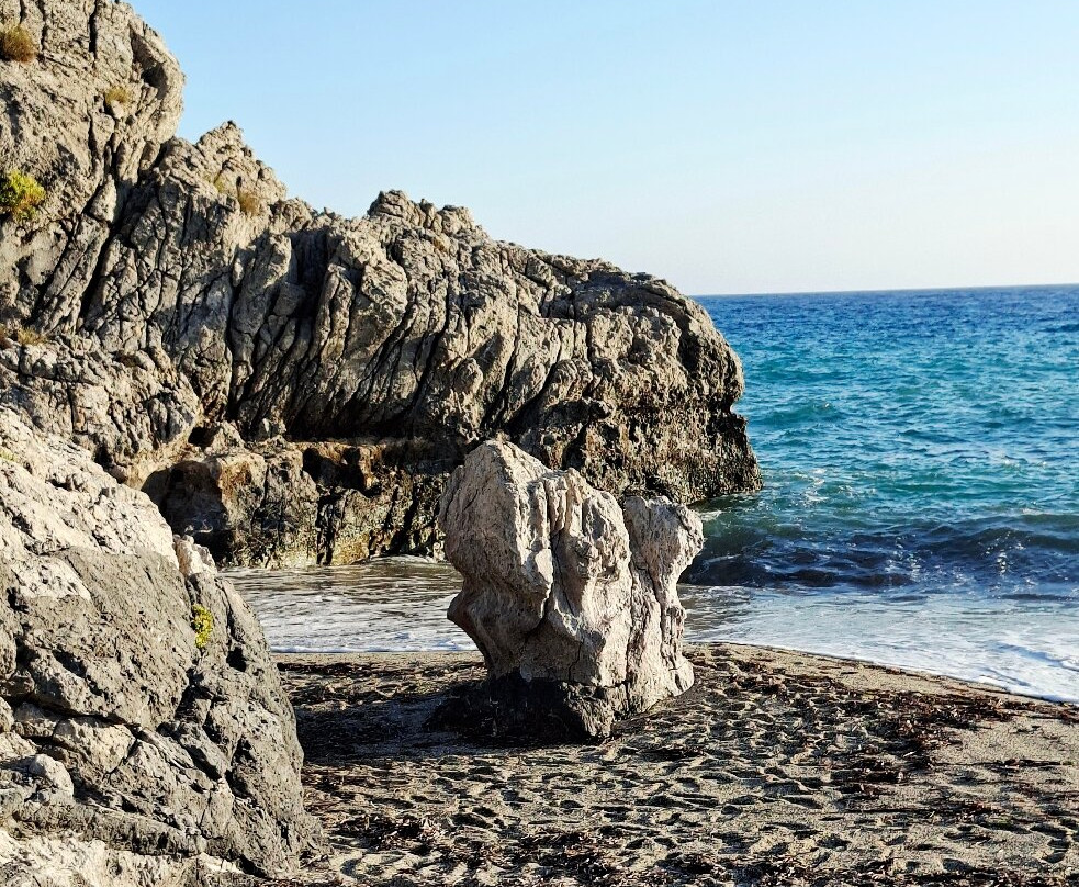 Damoni Beach-雷斯蒙必去景点
