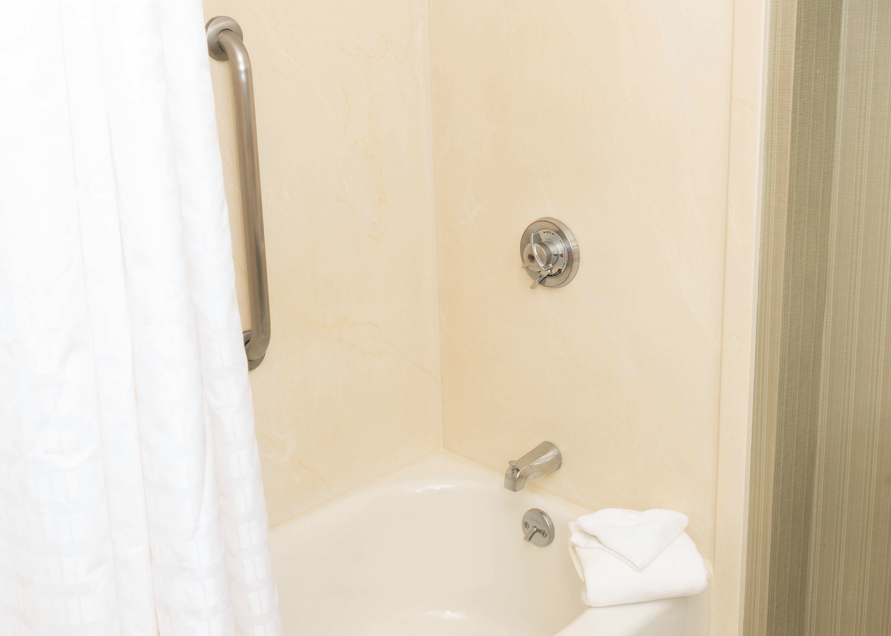 D. Hotel Suites and Spa-浴室