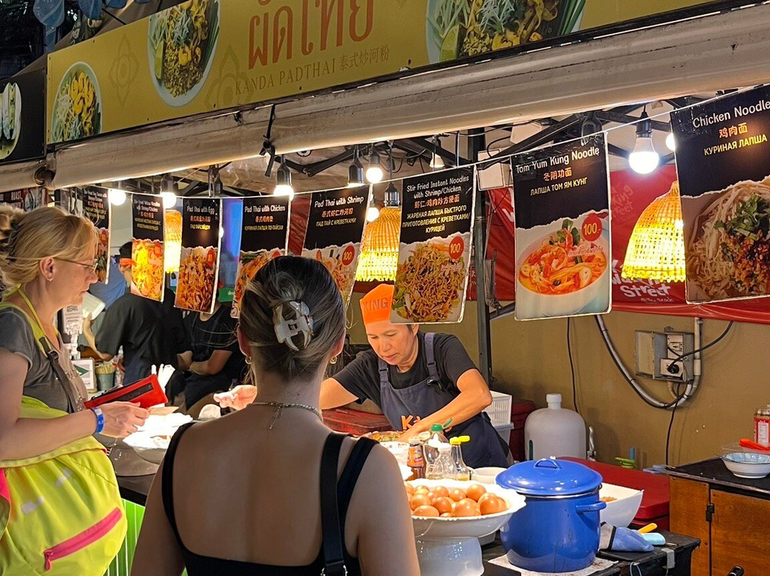 Kata Walking Street-卡塔海滩必去景点