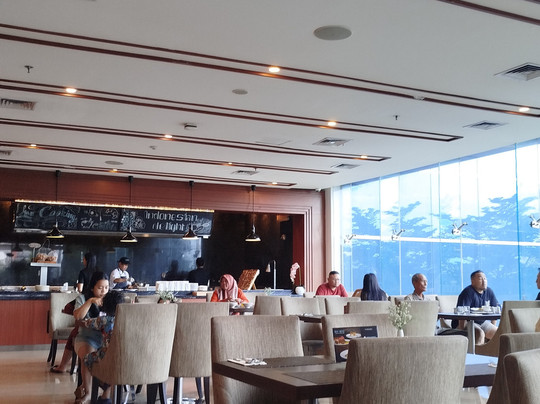 Avenzel Hotel and Convention Cibubur主图