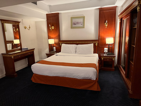 阿扎尔金字塔酒店主图