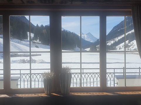 蒙塔那拉酒店主图