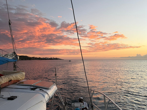 YaMon Red Stripe Catamaran Cruises-内格里尔必去景点