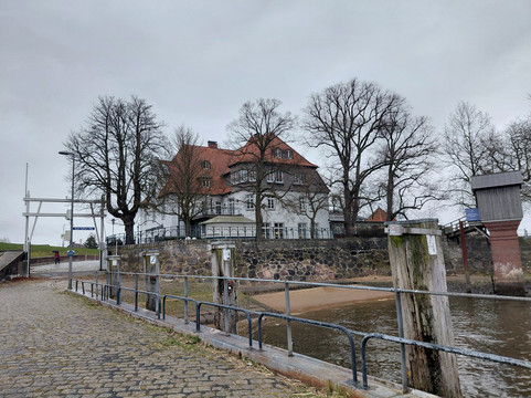 左伦斯比克尔法豪斯酒店