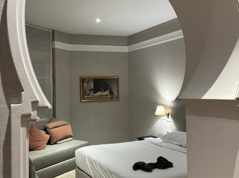 克法拉利套房酒店主图