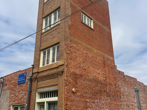 The World's Littlest Skyscraper-威奇托福尔斯必去景点