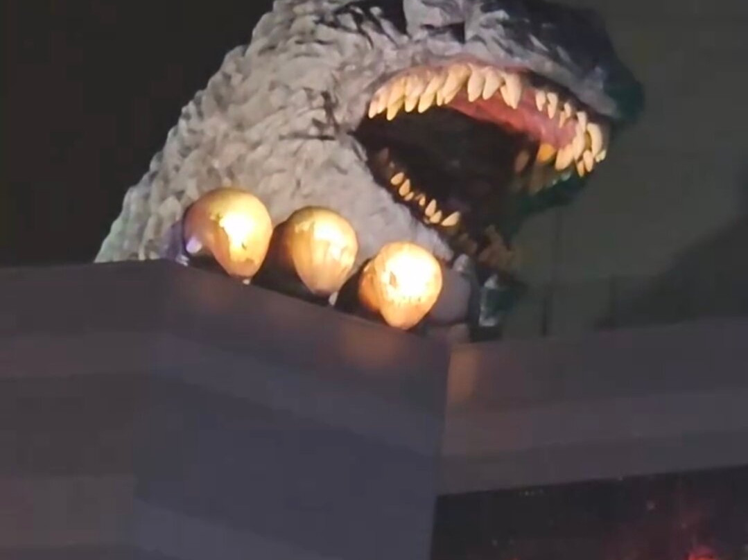 新宿哥斯拉等比头雕-Kabukicho必去景点