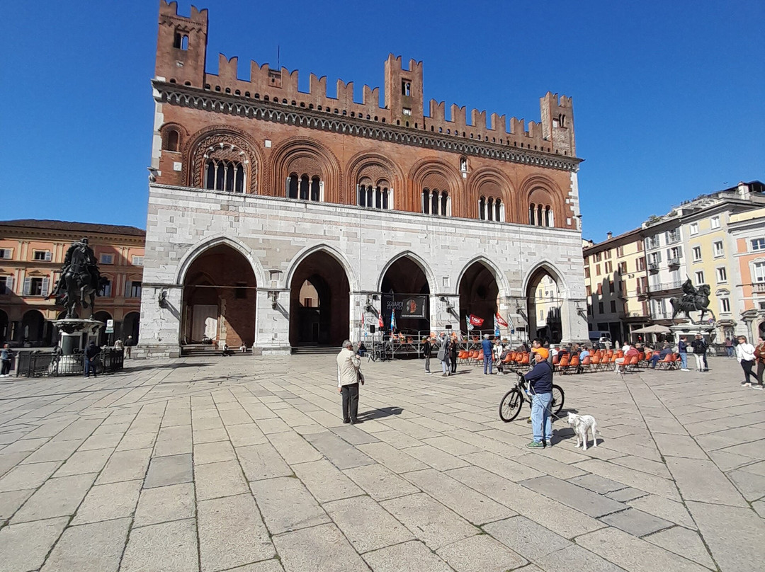 Piazza Cavalli-皮亚琴察必去景点