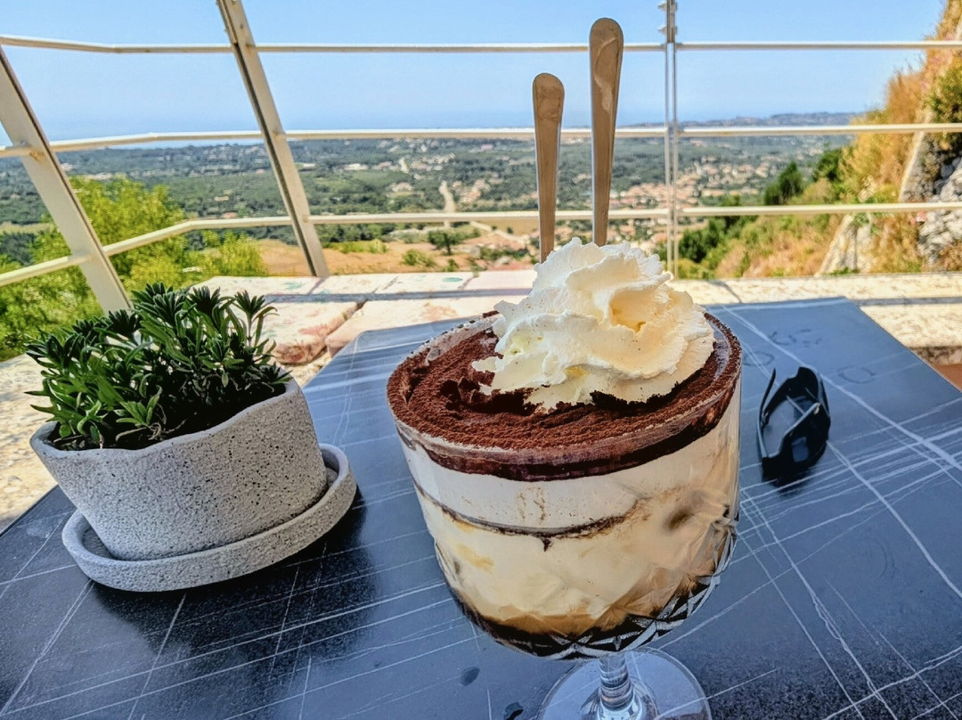 Lilly's Cafe Bar