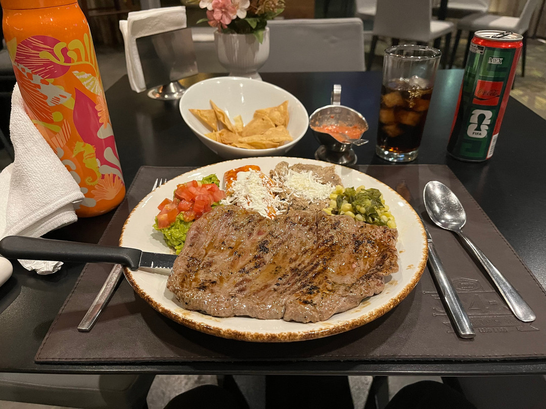 莱昂欢朋酒店主图