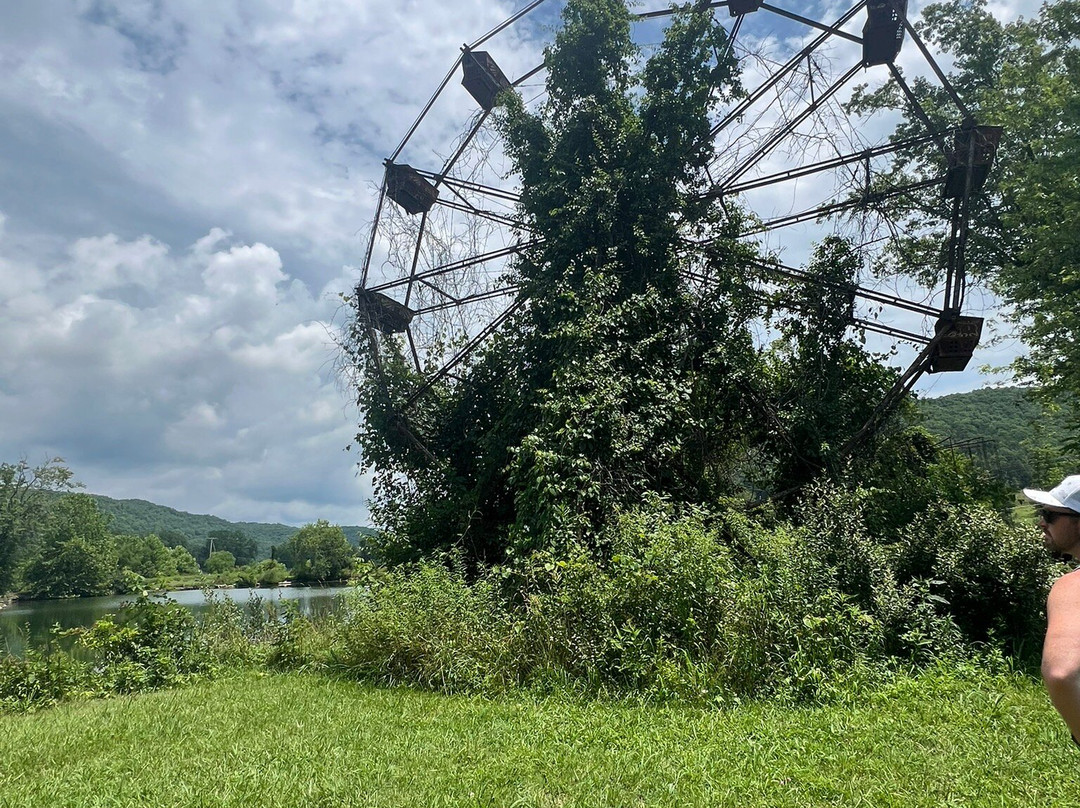 Lake Shawnee Abandoned Amusement Park-Rock必去景点