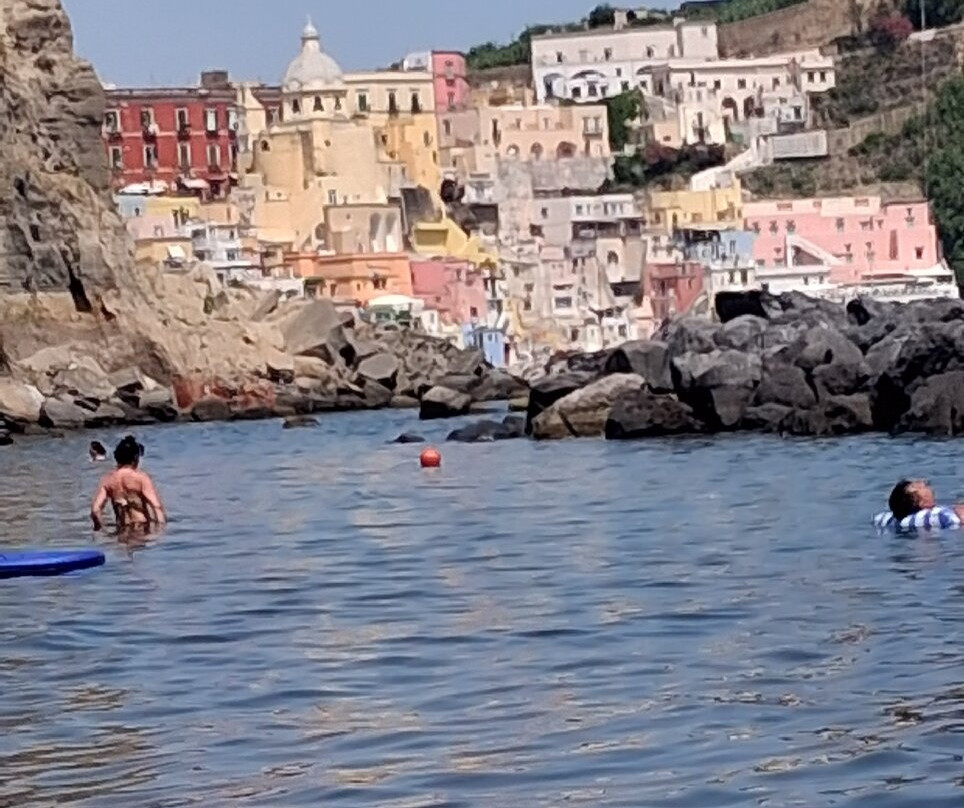 Spiaggia Chiaia-普罗奇达必去景点
