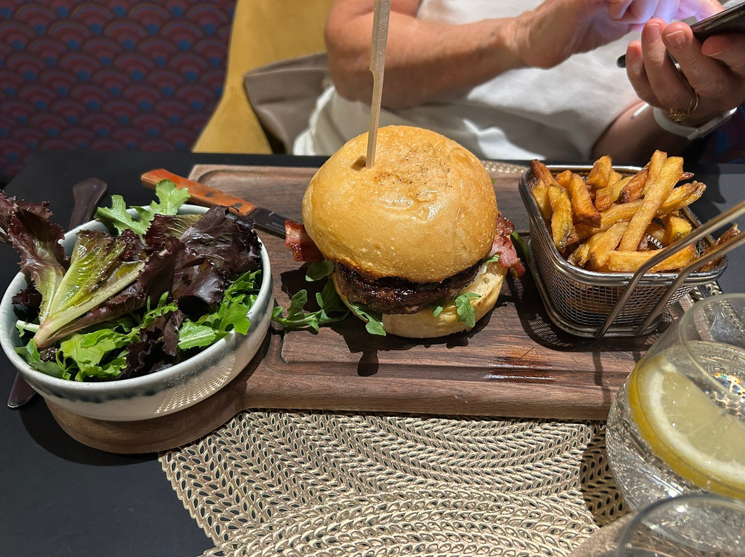 Le Five - Restaurant Lounge Bar
